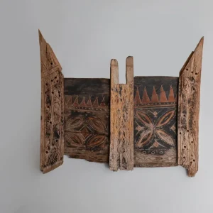 FRAGMENTO DE TALLA DE LA ETNIA TORAJA