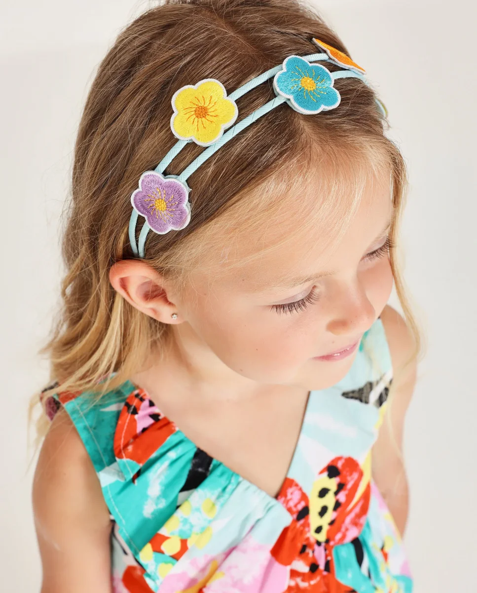 Diadema de niña de plana con flores bordadas aplicadas