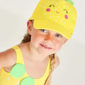 Gorra de niña de plana con hojas decorativas