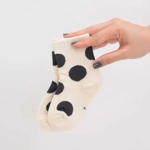 Calcetines de bebé beige con lunares