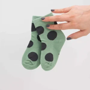 Calcetines de bebé verde menta con lunares