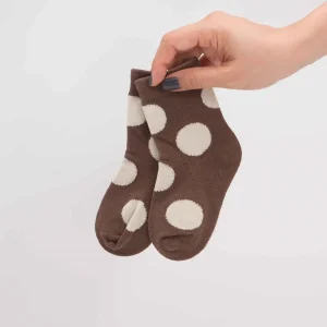 Calcetines de bebé marrones con lunares