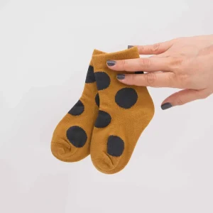 Calcetines de bebé mostaza con lunares