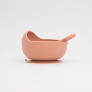 Cuenco con cuchara de silicona color salmón
