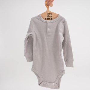 Body bebé manga larga gris con botones