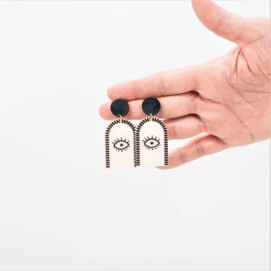 Pendientes ojos detrás de la puerta