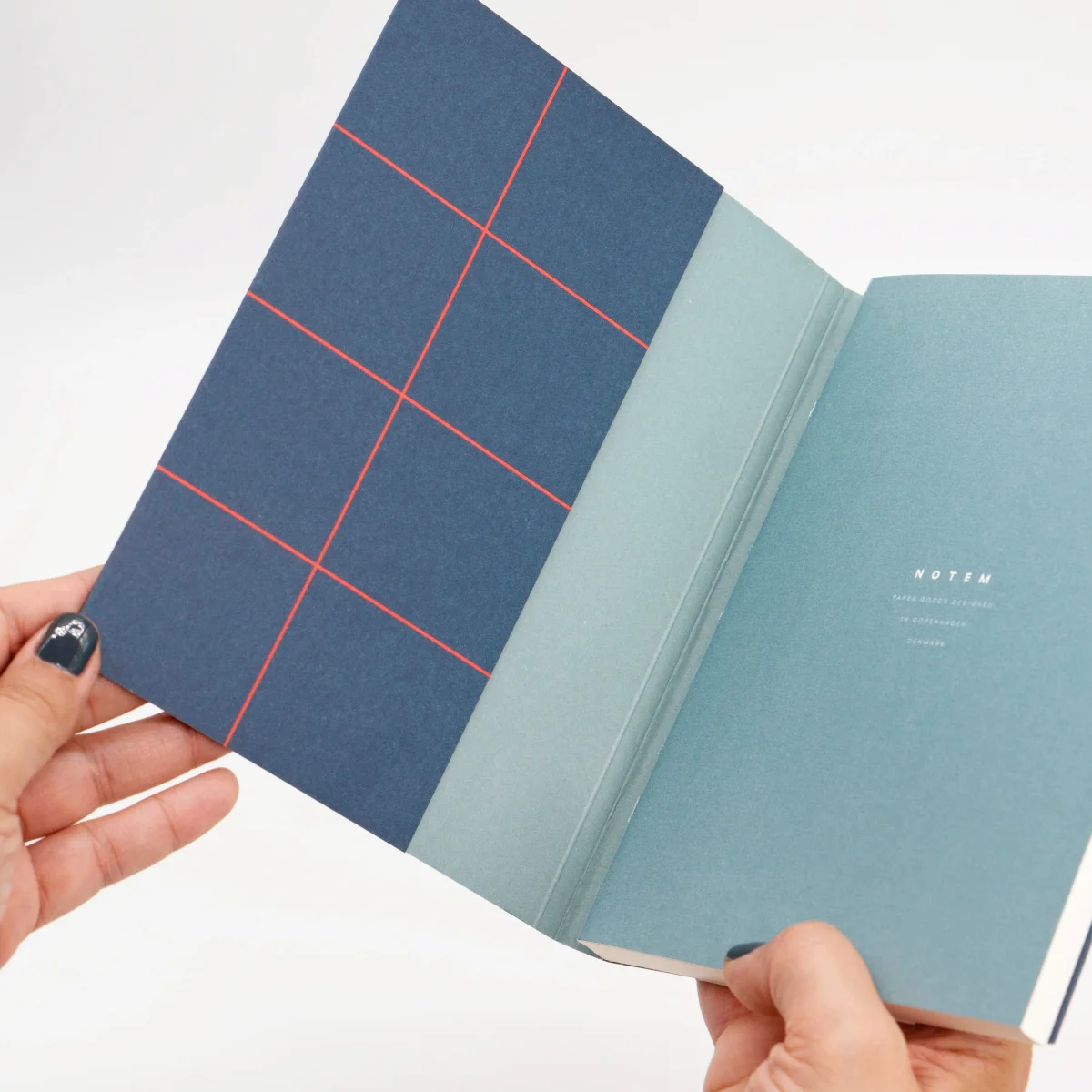 NOTEM Uma Cuaderno mediano - Azul oscuro apertura 180º (Dinamarca) - Imagen 5