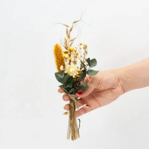 Ramito de flores preservadas y secas