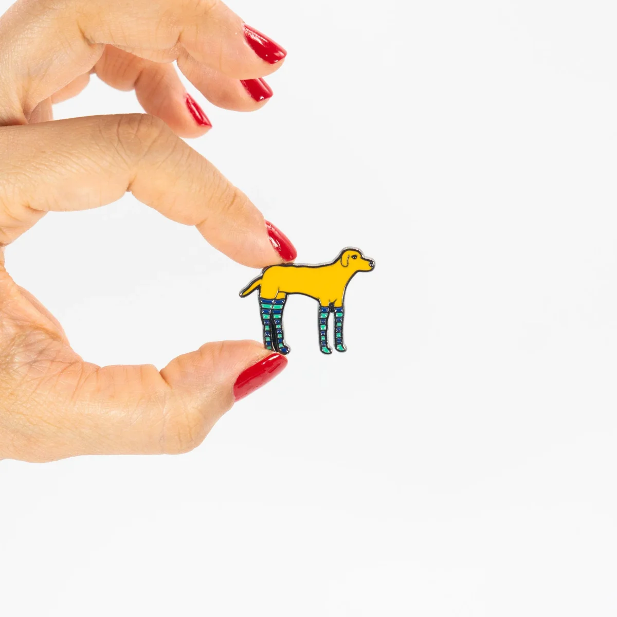 Pin Perrito con calcetines - Imagen 2