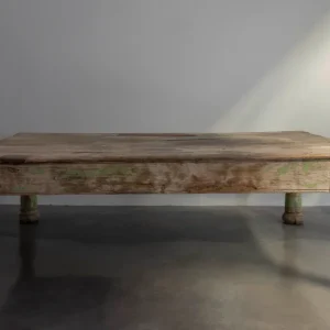 MESA INDOSTÁNICA CON HERRAJES